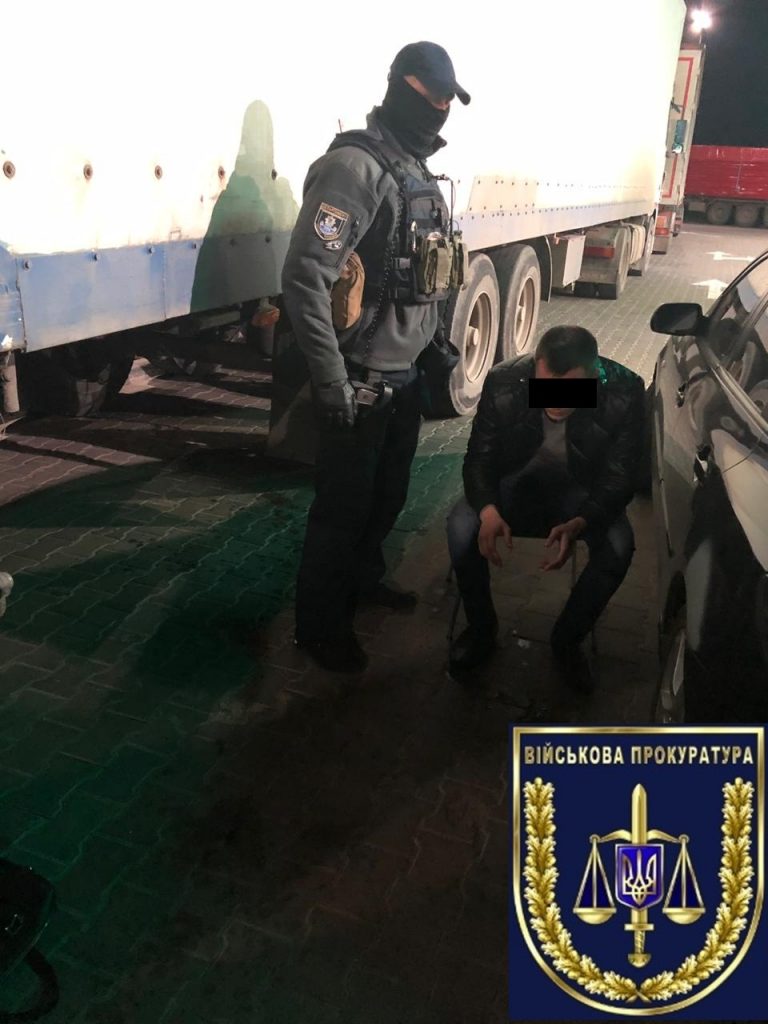 Военная прокуратура задержала 2 одесских таможенников - за взятку 5