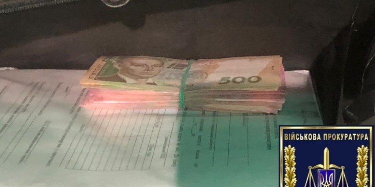 Военная прокуратура задержала 2 одесских таможенников – за взятку