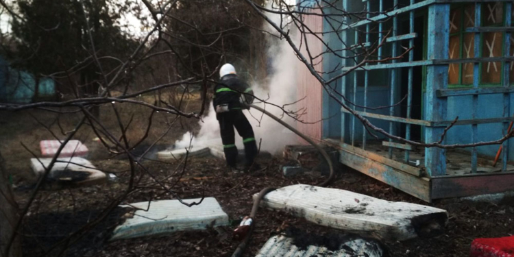 В очаковском пансионате загорелся склад с матрасами