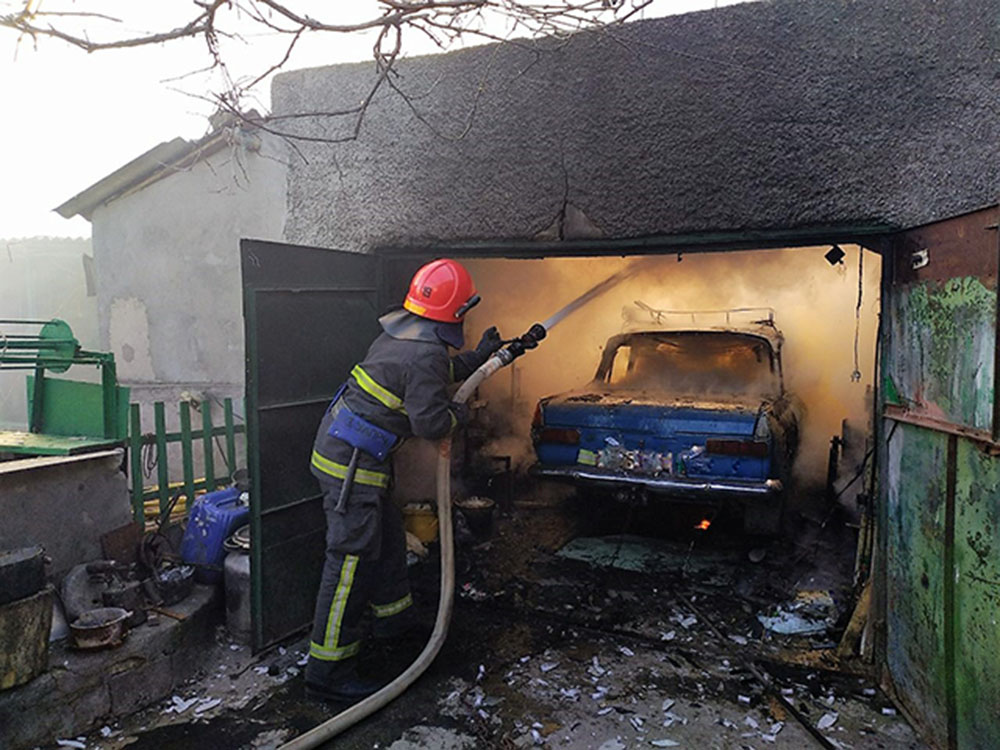 В Варваровке из-за короткого замыкания в гараже сгорел «Москвич» 13