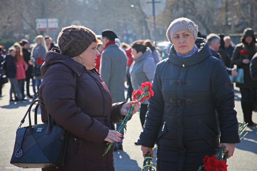 Сотни николаевцев возложили цветы к мемориалу геров-ольшанцев в 75 годовщину освобождения города от нацистских захватчиков 2