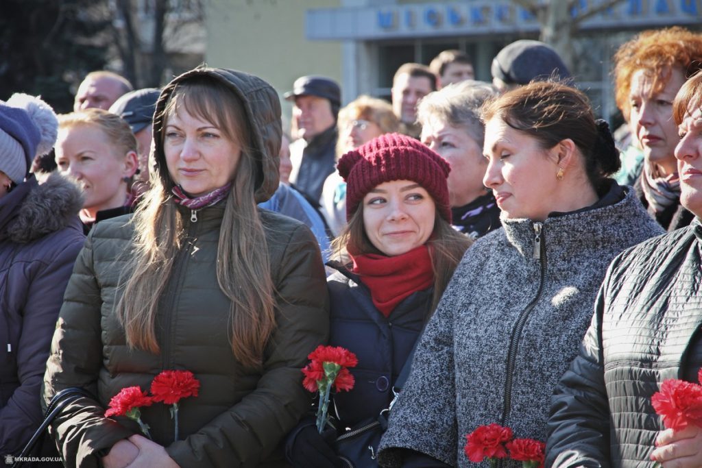 Сотни николаевцев возложили цветы к мемориалу геров-ольшанцев в 75 годовщину освобождения города от нацистских захватчиков 14