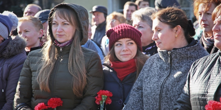 Сотни николаевцев возложили цветы к мемориалу геров-ольшанцев в 75 годовщину освобождения города от нацистских захватчиков