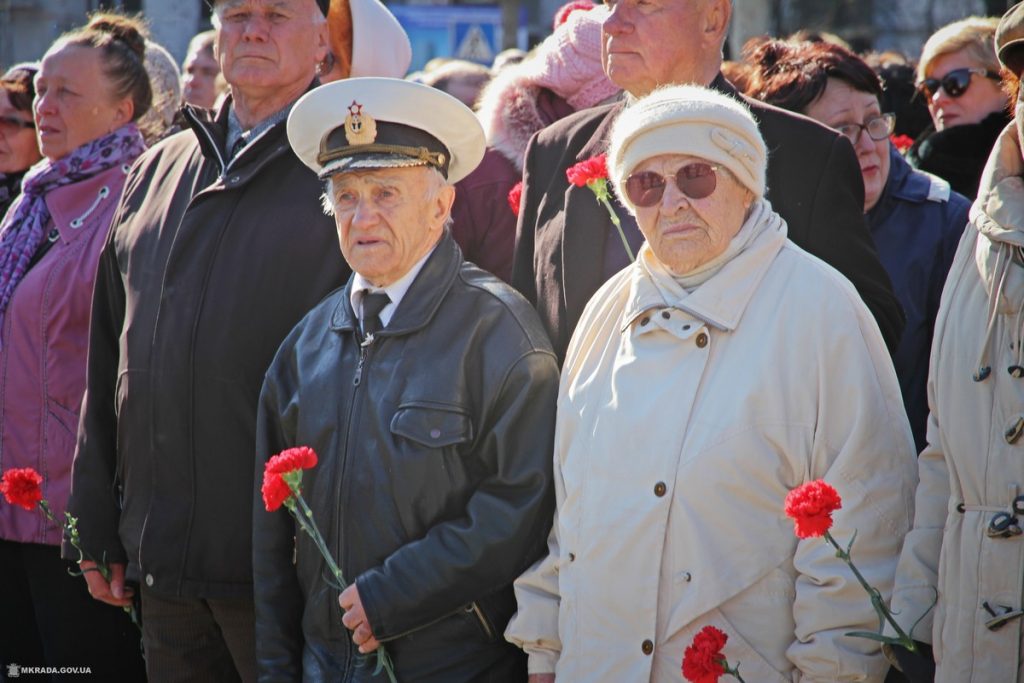 Сотни николаевцев возложили цветы к мемориалу геров-ольшанцев в 75 годовщину освобождения города от нацистских захватчиков 16