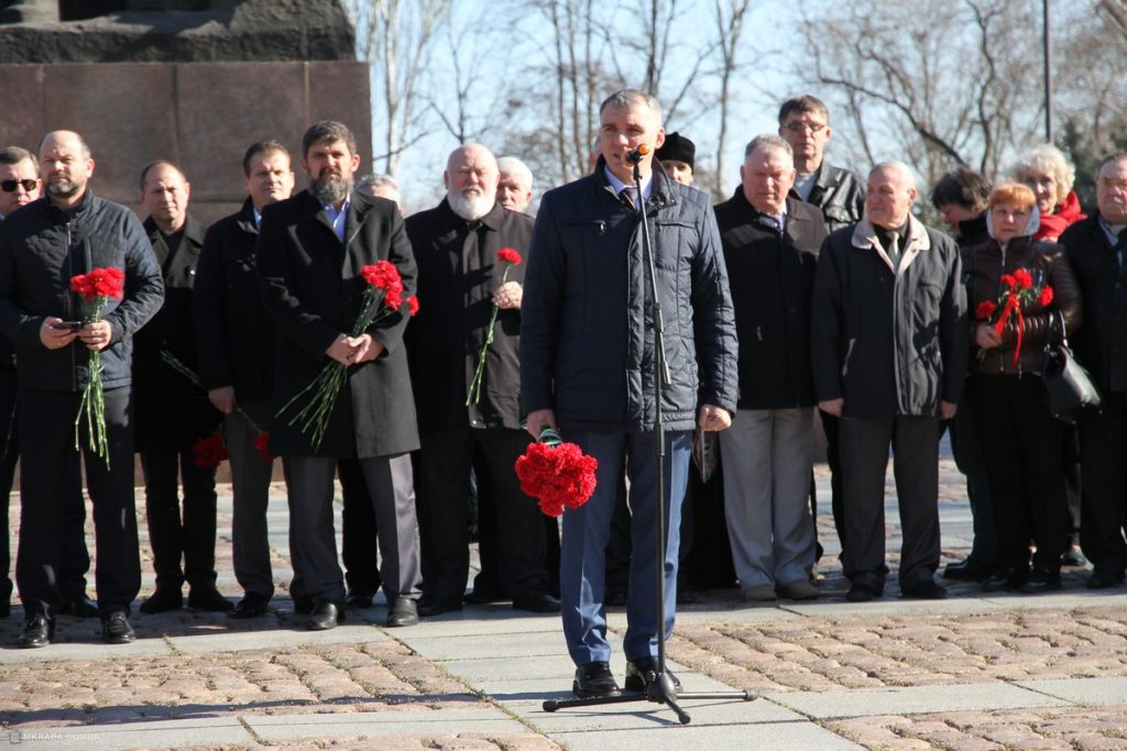 Сотни николаевцев возложили цветы к мемориалу геров-ольшанцев в 75 годовщину освобождения города от нацистских захватчиков 20