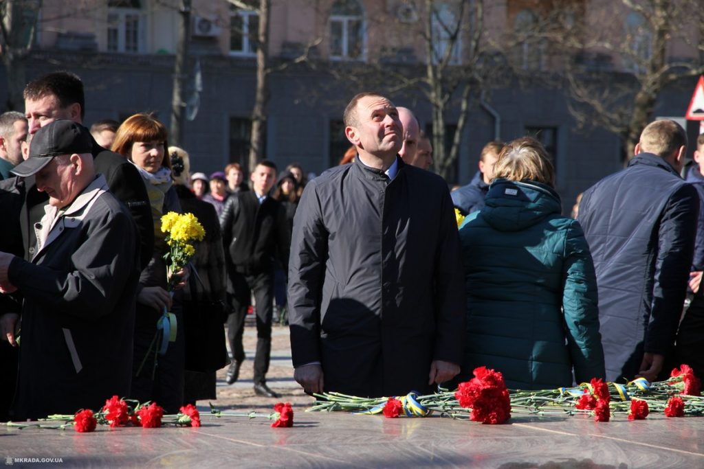 Сотни николаевцев возложили цветы к мемориалу геров-ольшанцев в 75 годовщину освобождения города от нацистских захватчиков 24