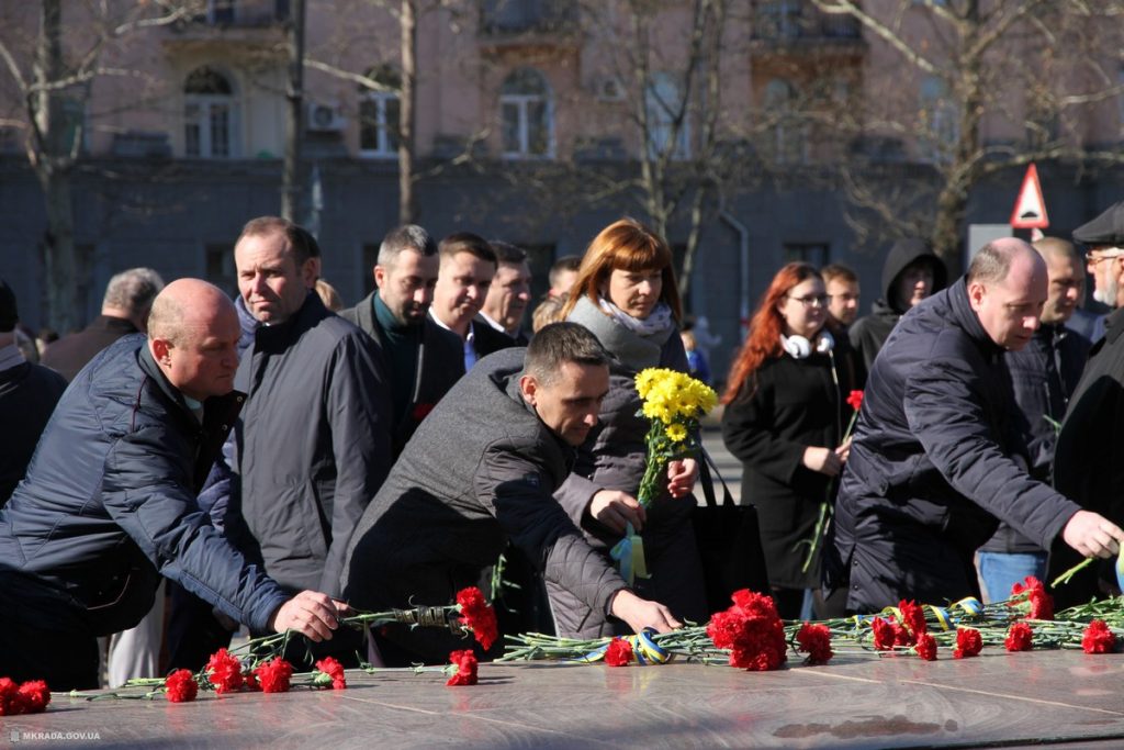 Сотни николаевцев возложили цветы к мемориалу геров-ольшанцев в 75 годовщину освобождения города от нацистских захватчиков 26