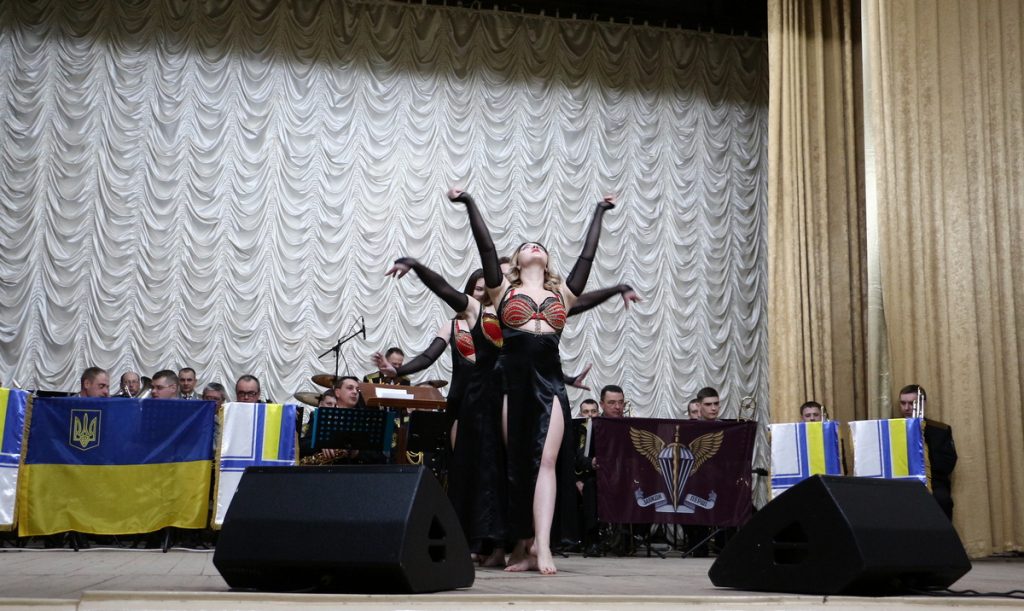Николаевских женщин-военнослужащих с 8 марта поздравили концертом «Все краски весны» 17