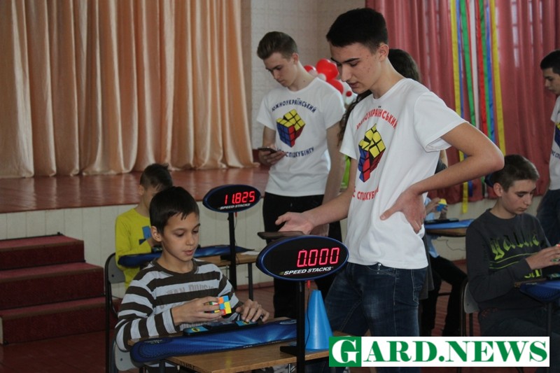 В Южноукраинске провели межрегиональный чемпионат по сборке кубика Рубика на скорость 11