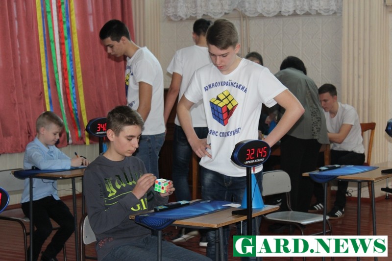 В Южноукраинске провели межрегиональный чемпионат по сборке кубика Рубика на скорость 13