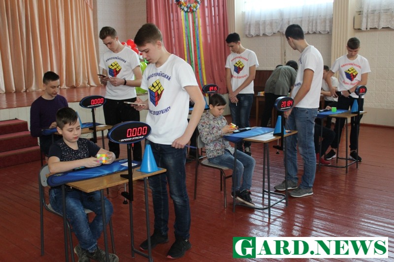 В Южноукраинске провели межрегиональный чемпионат по сборке кубика Рубика на скорость 17