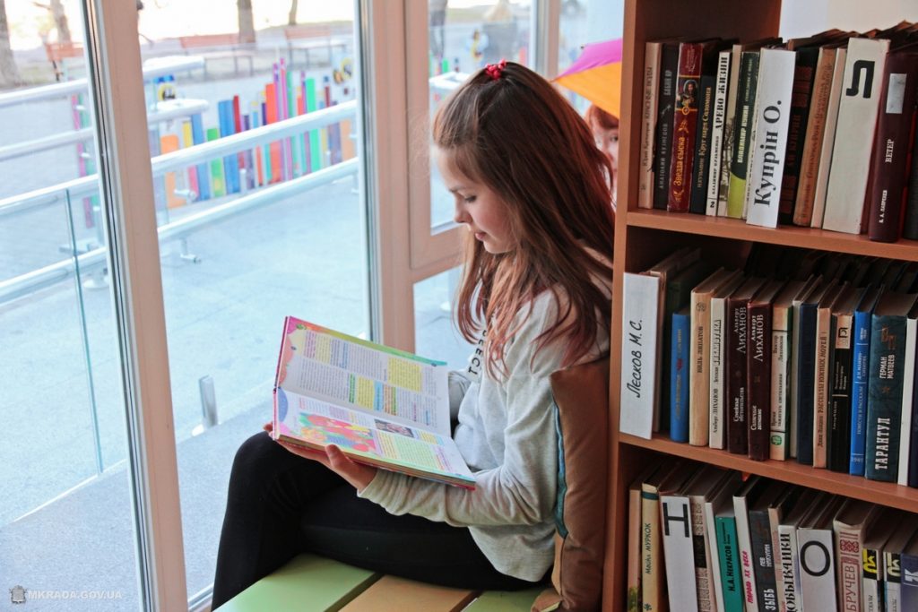 В Корабельном районе открыли обновленную библиотеку для детей №8 3