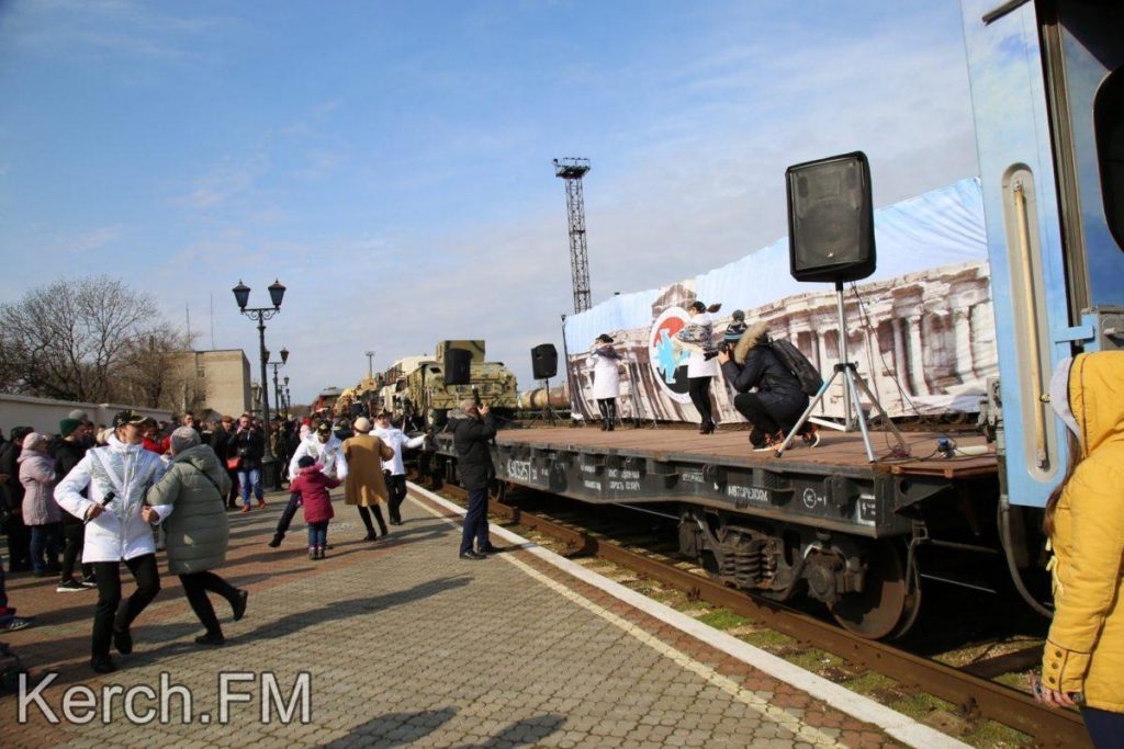 В оккупированную Керчь прибыл поезд с трофеями из Сирии 1