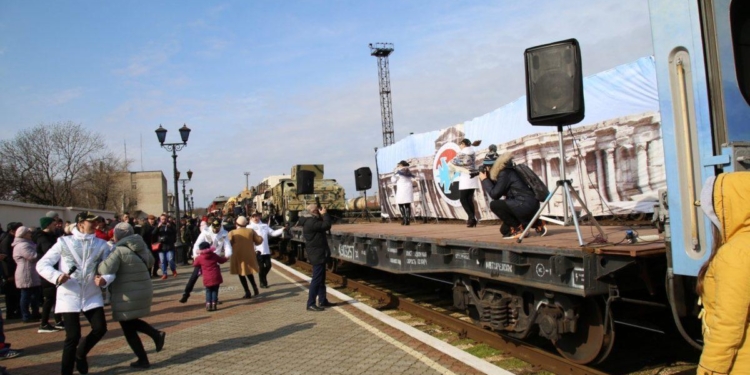 В оккупированную Керчь прибыл поезд с трофеями из Сирии