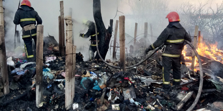 На Николаевщине спасатели тушили хозяйственные постройки