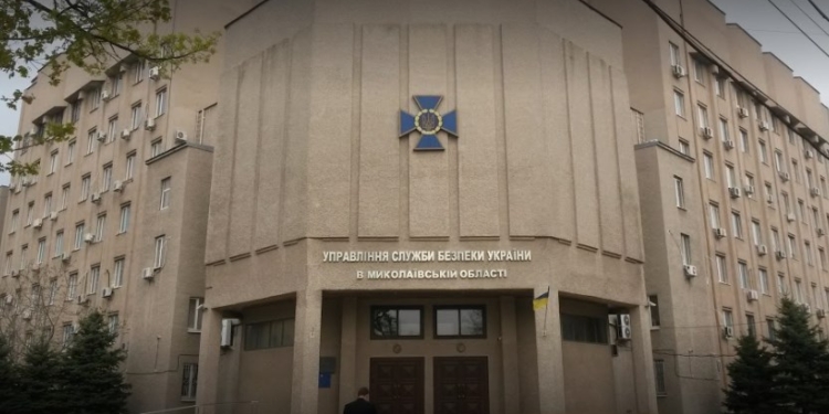 В Николаеве в здании СБУ взрывотехники проверяли подозрительный предмет, который принес мужчина