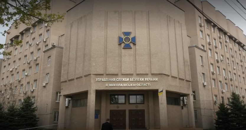 В Николаеве в здании СБУ взрывотехники проверяли подозрительный предмет, который принес мужчина 5