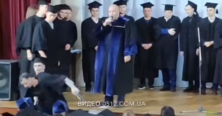 В николаевской “Могилянке” студент порвал диплом на торжественной церемонии: “Я его купил за 350 долларов”