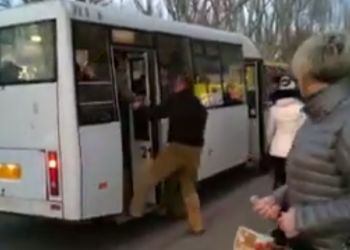 В Николаеве водитель маршрутки с кулаками выгнал нетрезвого пассажира