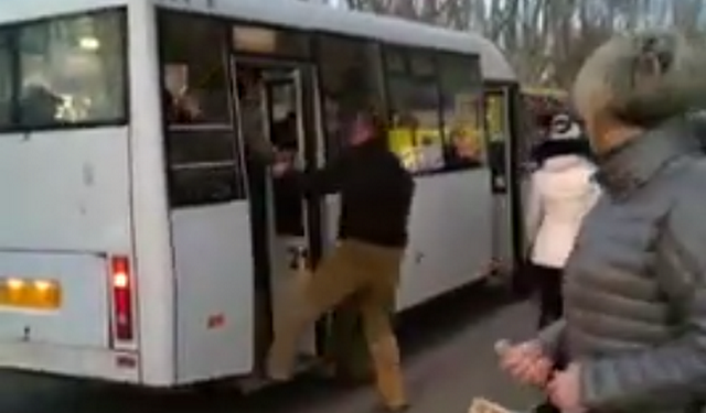 В Николаеве водитель маршрутки с кулаками выгнал нетрезвого пассажира