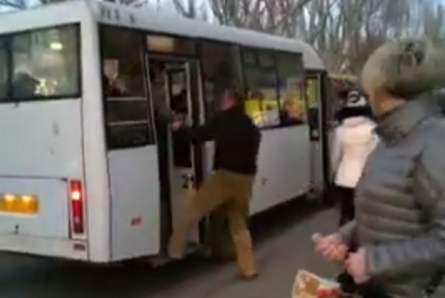 В Николаеве водитель маршрутки с кулаками выгнал нетрезвого пассажира 1