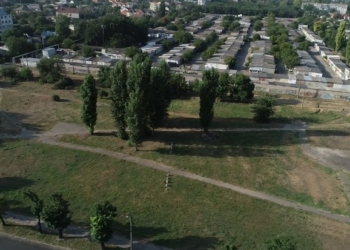 Депутаты не продлили на Херсонском шоссе аренду земли фирме, чтобы горожане обустроили сквер