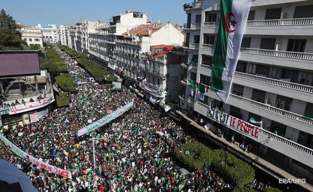 В Алжире на антипрезидентский митинг вышли миллион человек