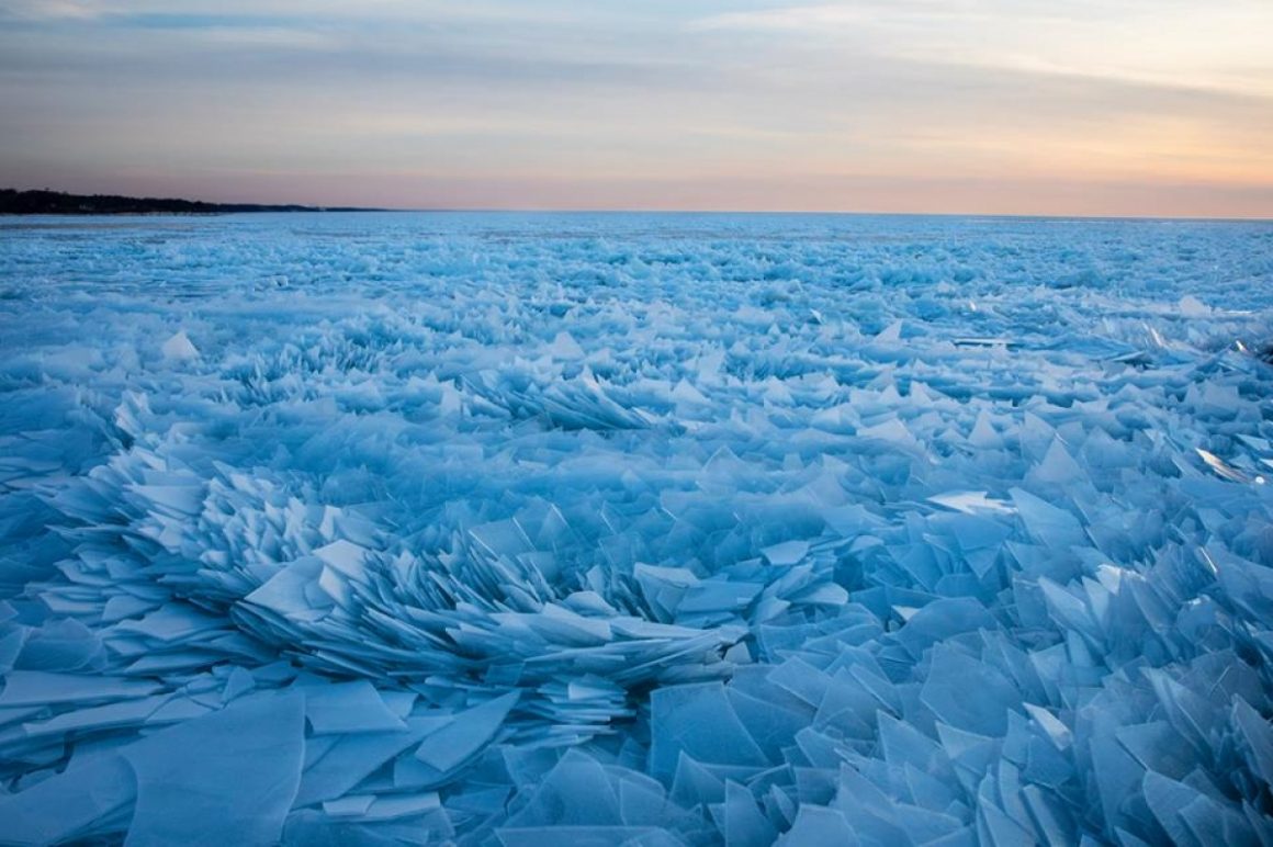 В США озеро Мичиган покрылось ледяными осколками 1