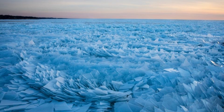 В США озеро Мичиган покрылось ледяными осколками