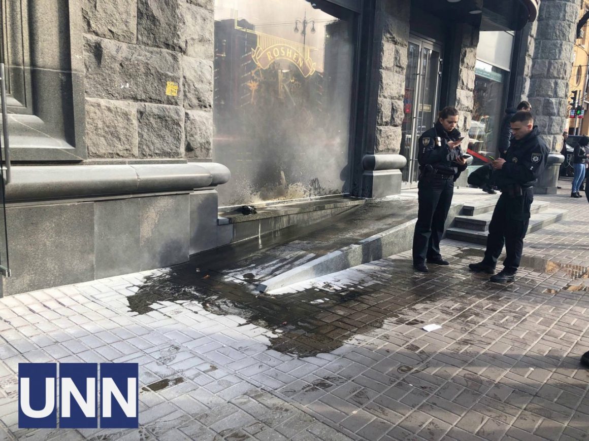 В Киеве неизвестные подожгли уже второй магазин Roshen 1