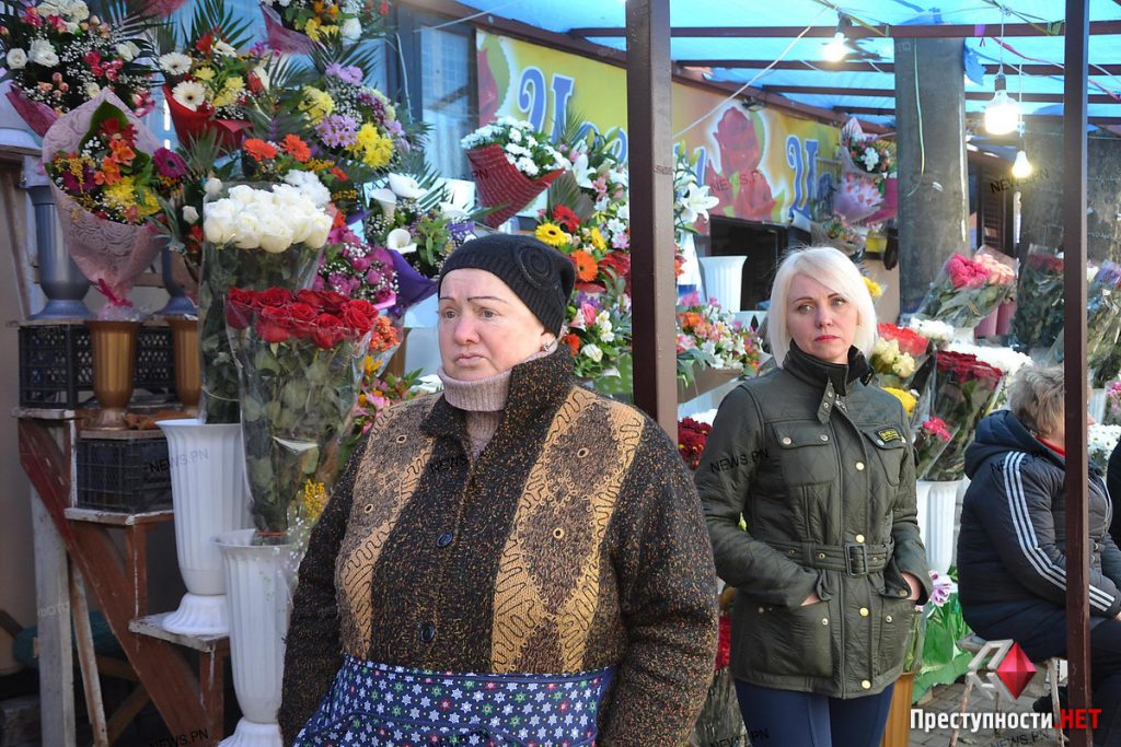 В Николаеве торговцы цветами на Спасской протестовали против требования освободить тротуар и демонтировать навес 16