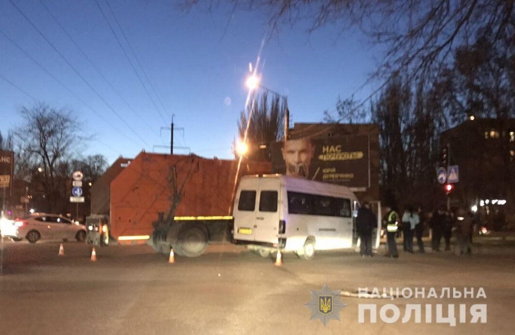 Полиция Николаева заявила, что в аварии маршрутки и мусоровоза пострадал только один человек. Правоохранители ищут свидетелей ДТП 1