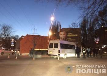 Полиция Николаева заявила, что в аварии маршрутки и мусоровоза пострадал только один человек. Правоохранители ищут свидетелей ДТП