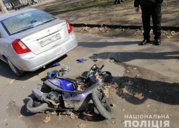 В Николаеве военнослужащий на мопеде врезался в Chevrolet