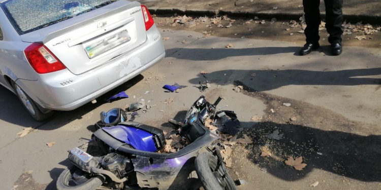 В Николаеве военнослужащий на мопеде врезался в Chevrolet