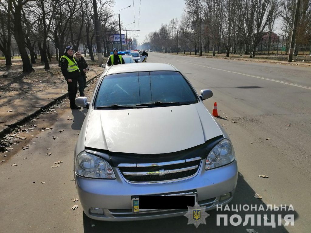 В Николаеве военнослужащий на мопеде врезался в Chevrolet 3