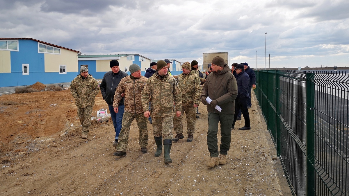 Заместитель министра обороны приезжал на Широкий лан, посмотреть, как строятся общежития для военных
