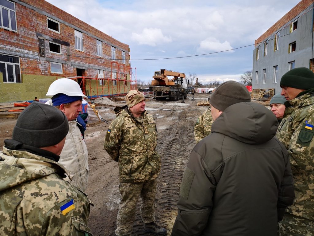 Заместитель министра обороны приезжал на Широкий лан, посмотреть, как строятся общежития для военных 11