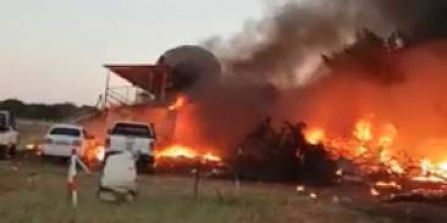 Поссорился. В Ботсване пилот протаранил самолетом свой дом, пытаясь убить супругу и друзей 1
