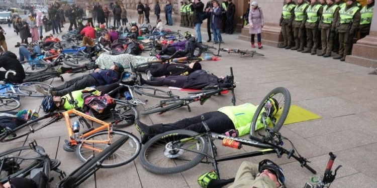 В Киеве велосипедисты устроили “лежачую забастовку”