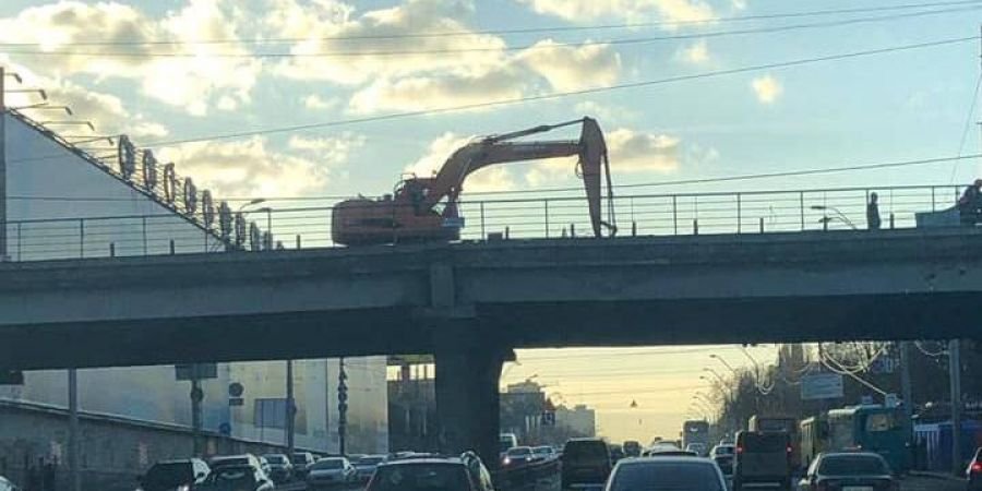 В Киеве начался демонтаж Шулявского путепровода 1