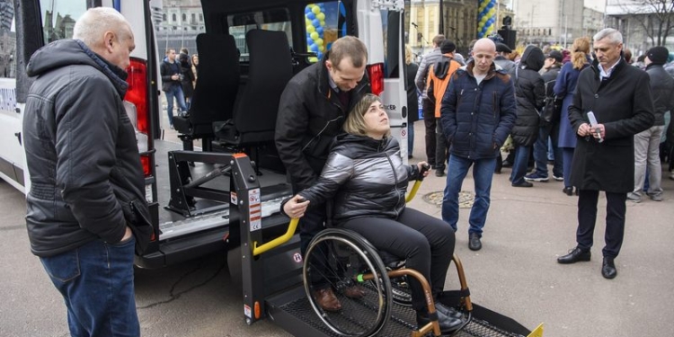 Община Доманевки получила спецавтомобиль для людей с инвалидностью