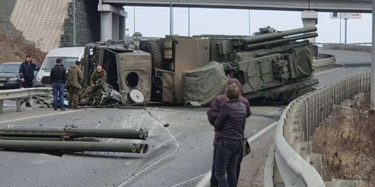 В России перевернулся грузовик с ракетно-пушечной системой “Панцирь”