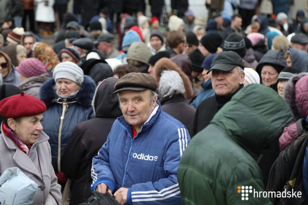В Киеве на акцию протеста «Нацкорпуса» пришли алкоголики по спискам, их отделили живой цепью 22