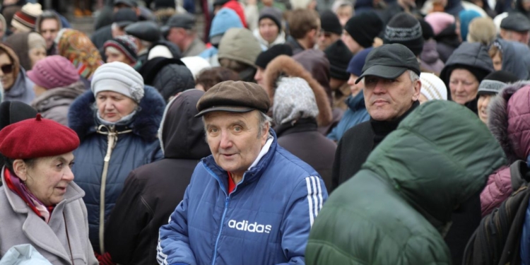 В Киеве на акцию протеста «Нацкорпуса» пришли алкоголики по спискам, их отделили живой цепью