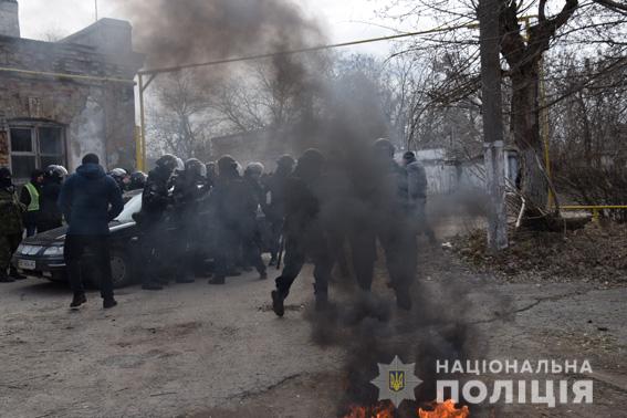Николаевские правоохранители устроили масштабные учения по предотвращению беспорядков во время выборов 21