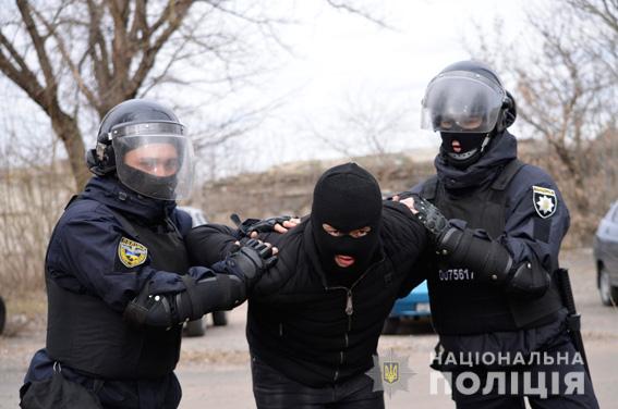 Николаевские правоохранители устроили масштабные учения по предотвращению беспорядков во время выборов 25