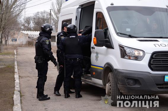 Николаевские правоохранители устроили масштабные учения по предотвращению беспорядков во время выборов 27