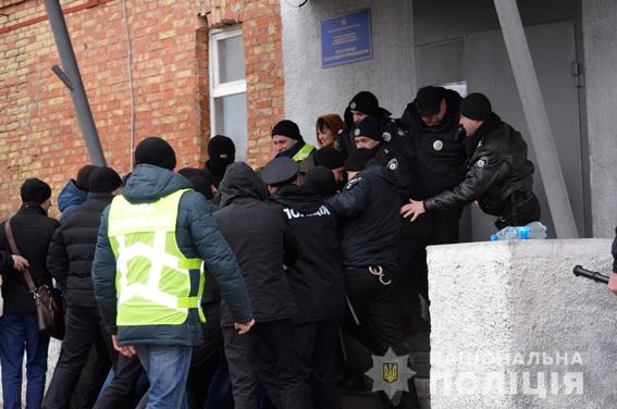 Николаевские правоохранители устроили масштабные учения по предотвращению беспорядков во время выборов 13