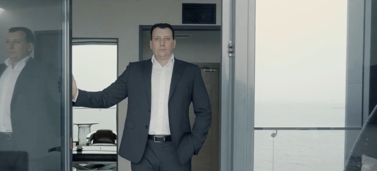 “Нет на земле второго тебя”, – директор Николаевского областного центра занятости выкладывает на  YouTube клипы с собой в главной роли